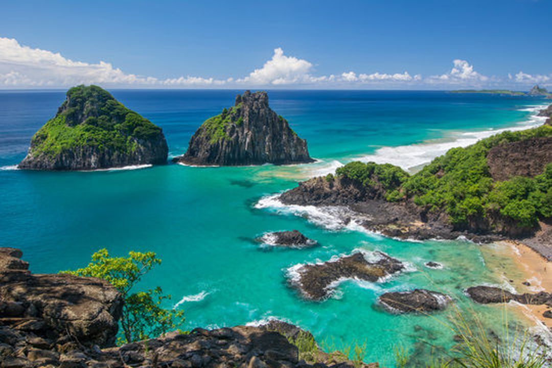 Mar azul e ilhas de Fernando de Noronha